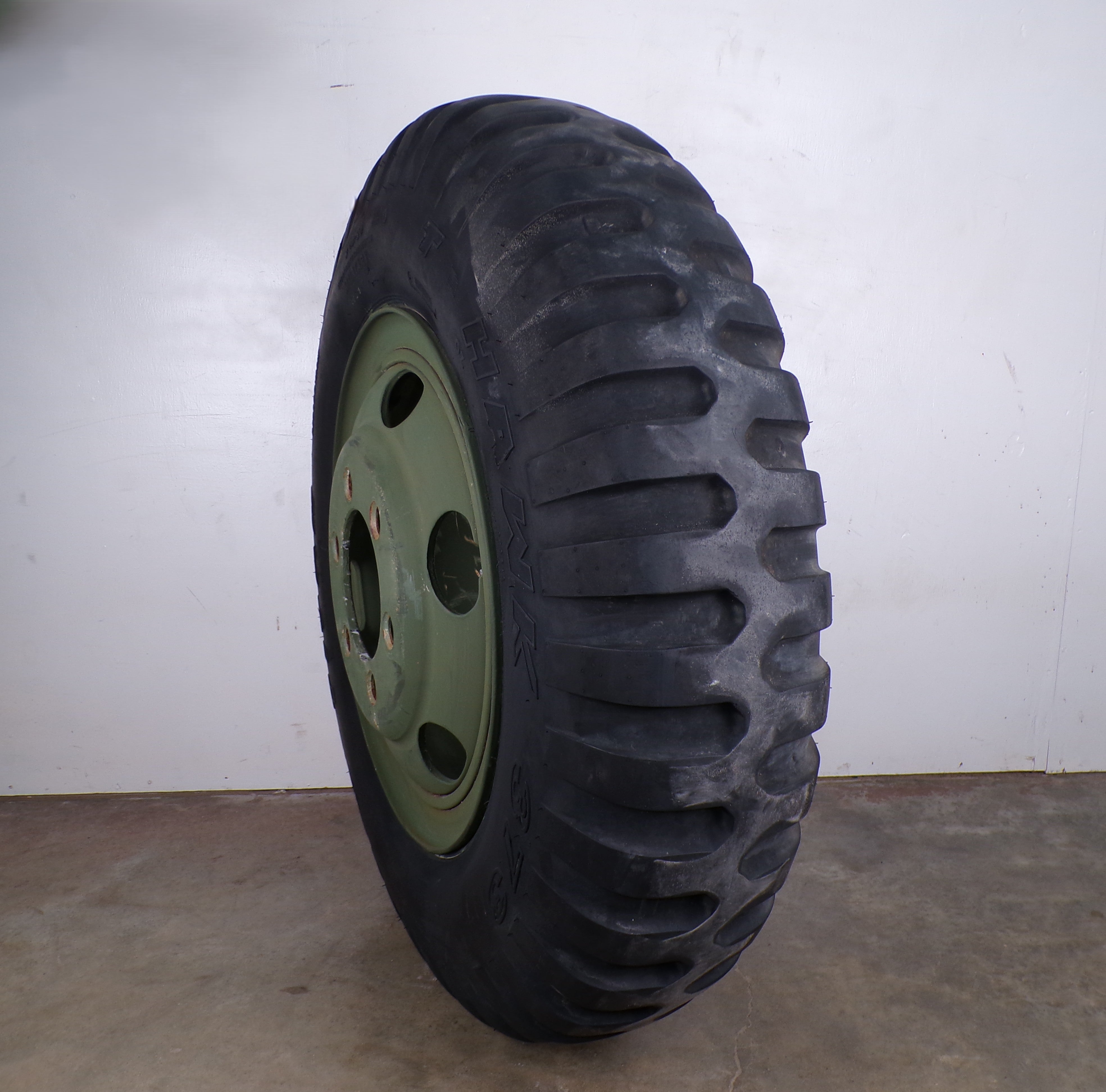 9.00-20 Titan T-Hawk 373 Used on Used Wheel
