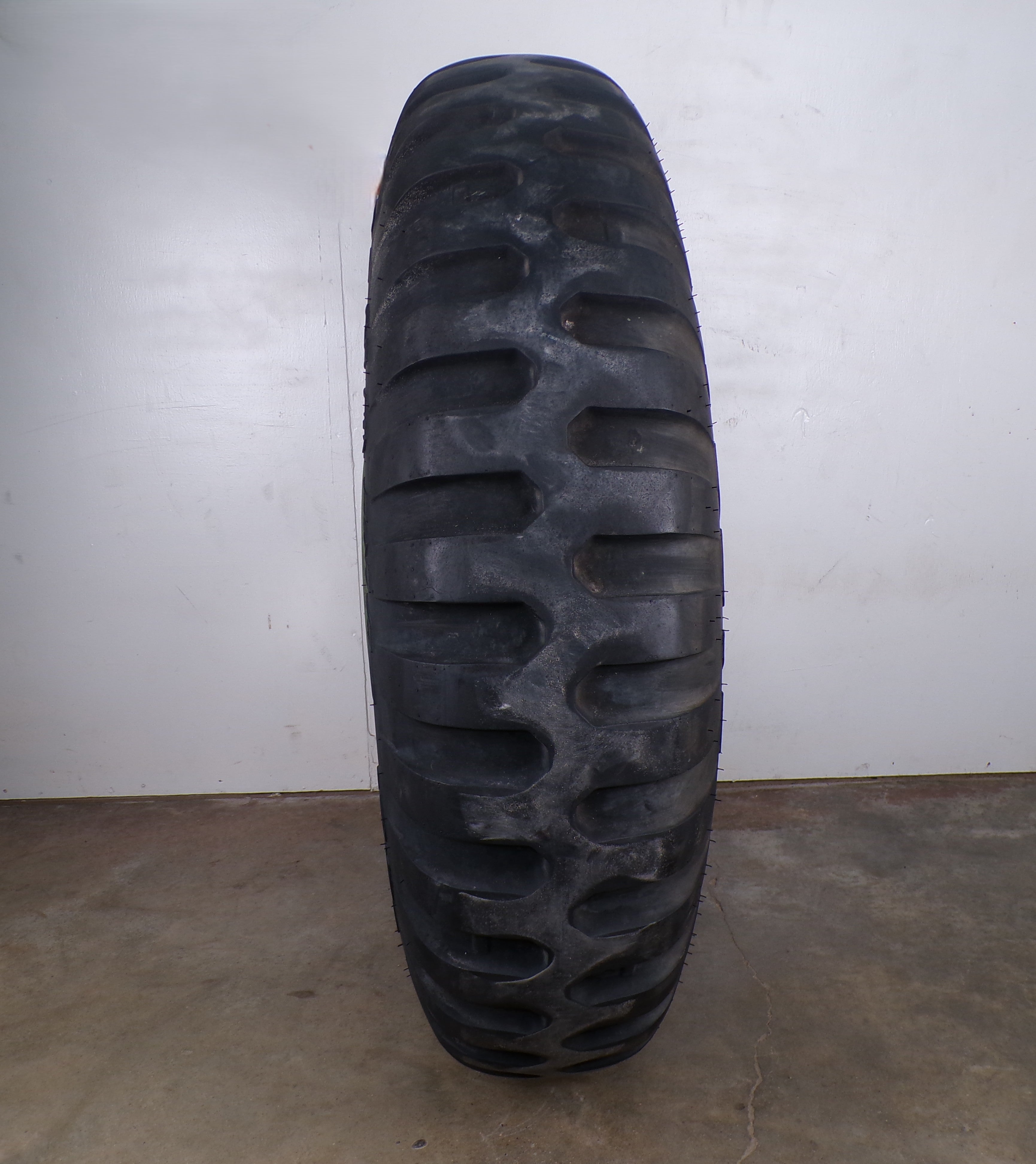 9.00-20 Titan T-Hawk 373 Used on Used Wheel