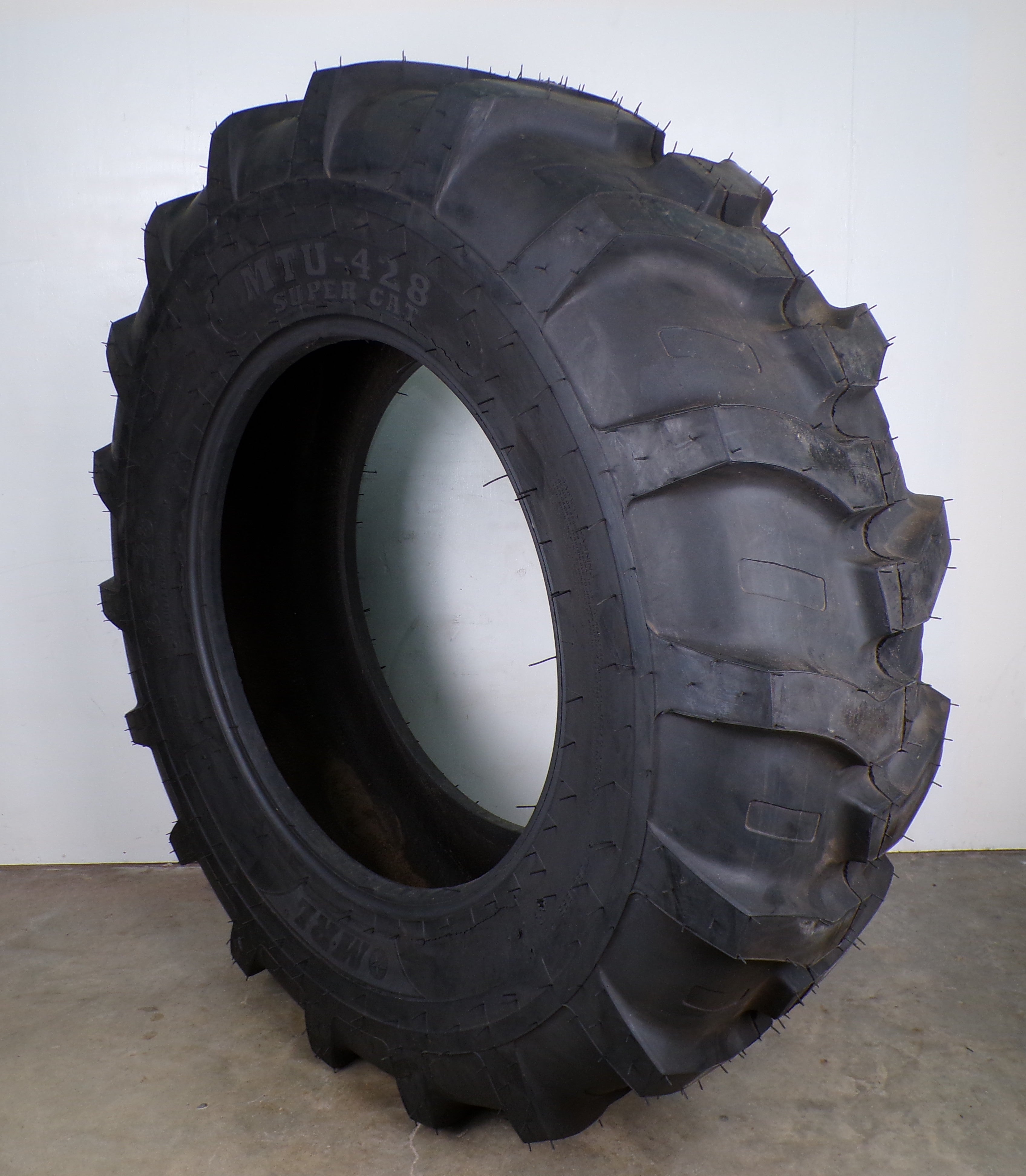 16.9-28 MRL MTU 428 14 PLY Super Cat New