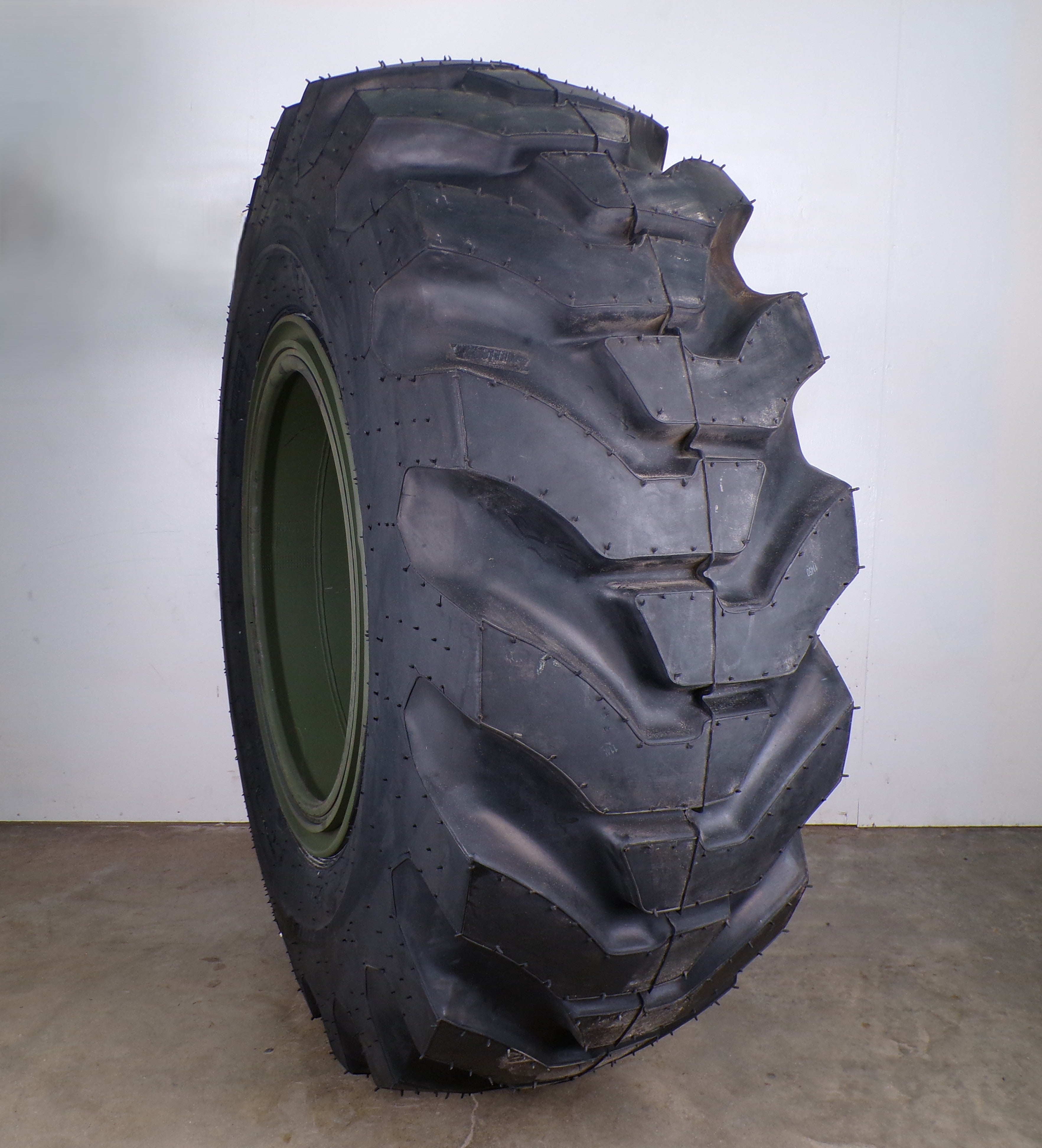 17.5-25 Firestone Super Ground Grip 20PLY NEW on Used Wheel