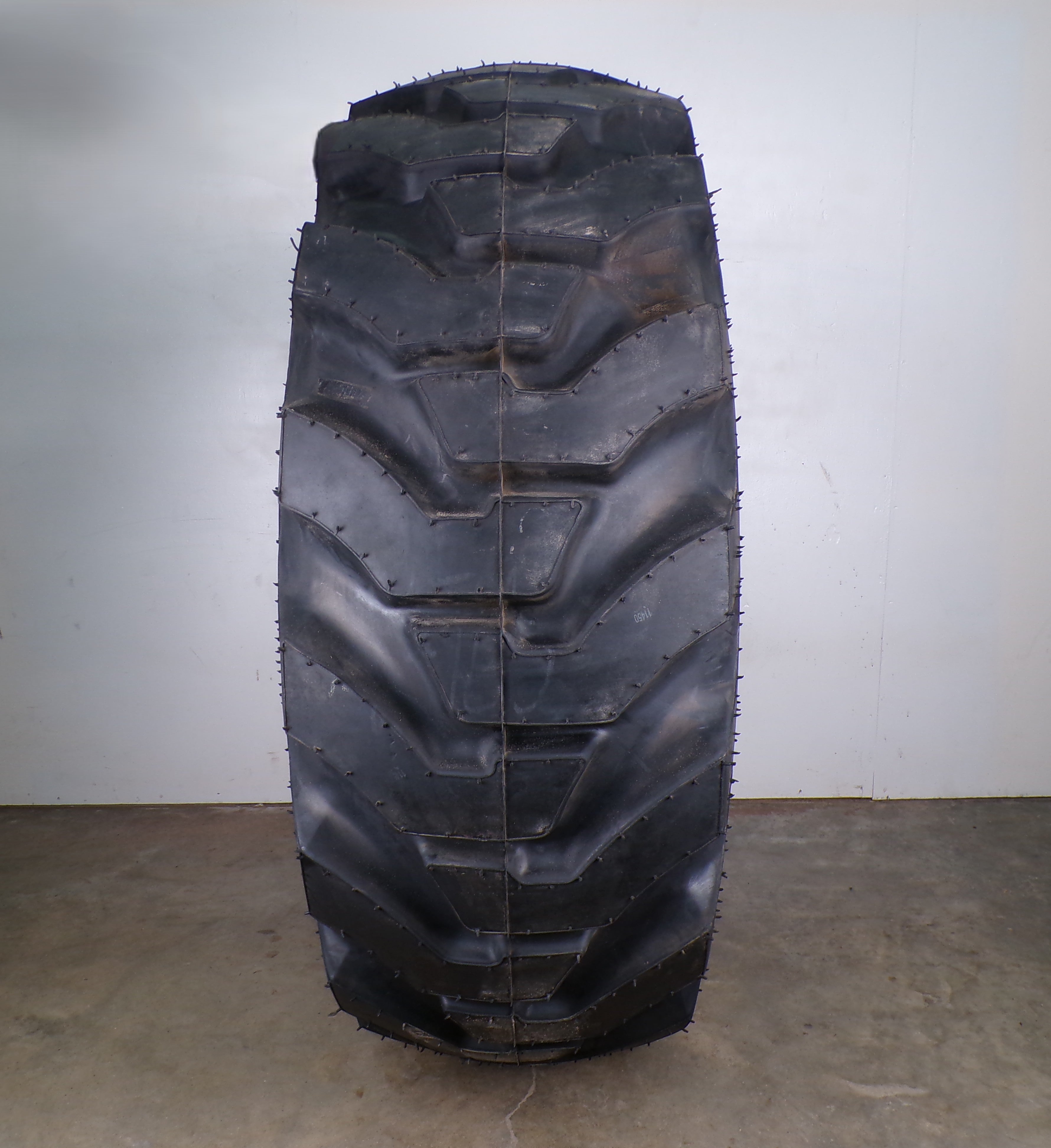 17.5-25 Firestone Super Ground Grip 20PLY NEW on Used Wheel