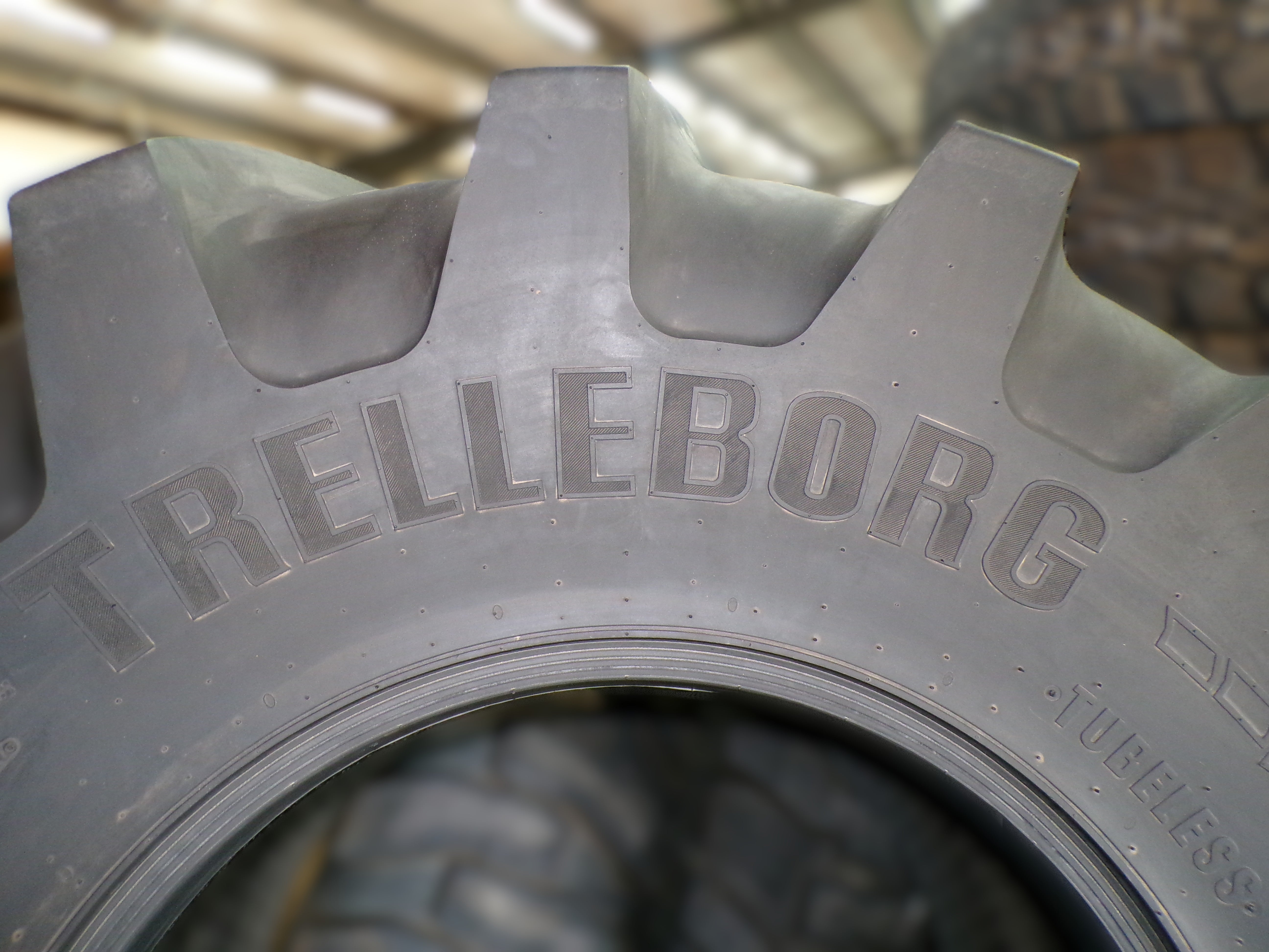 30.5L32 (30.5x32) Trelleborg T418 New