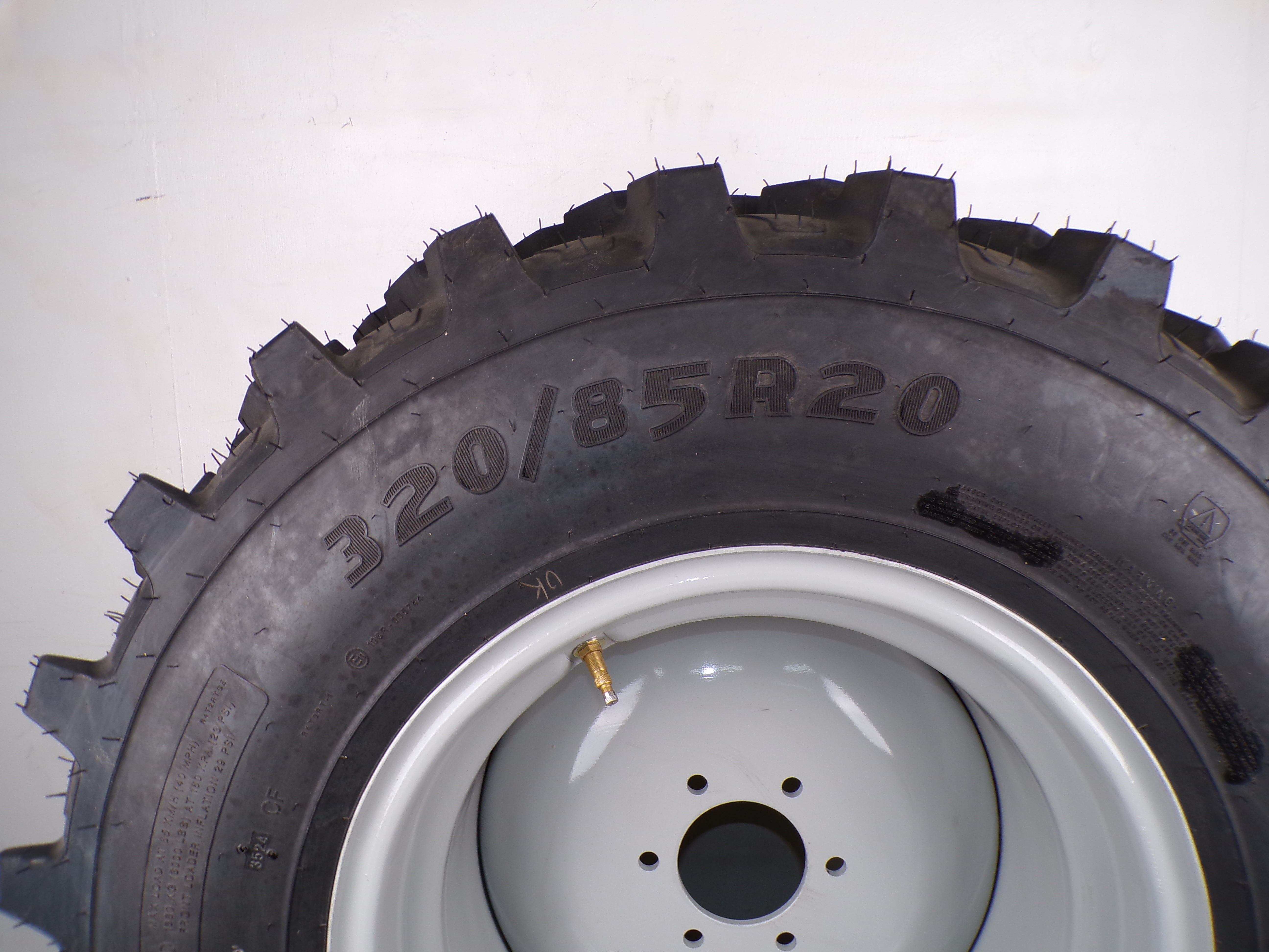 320/85R20 GOODYEAR R14T (119D) ON 6-HOLE WHEEL