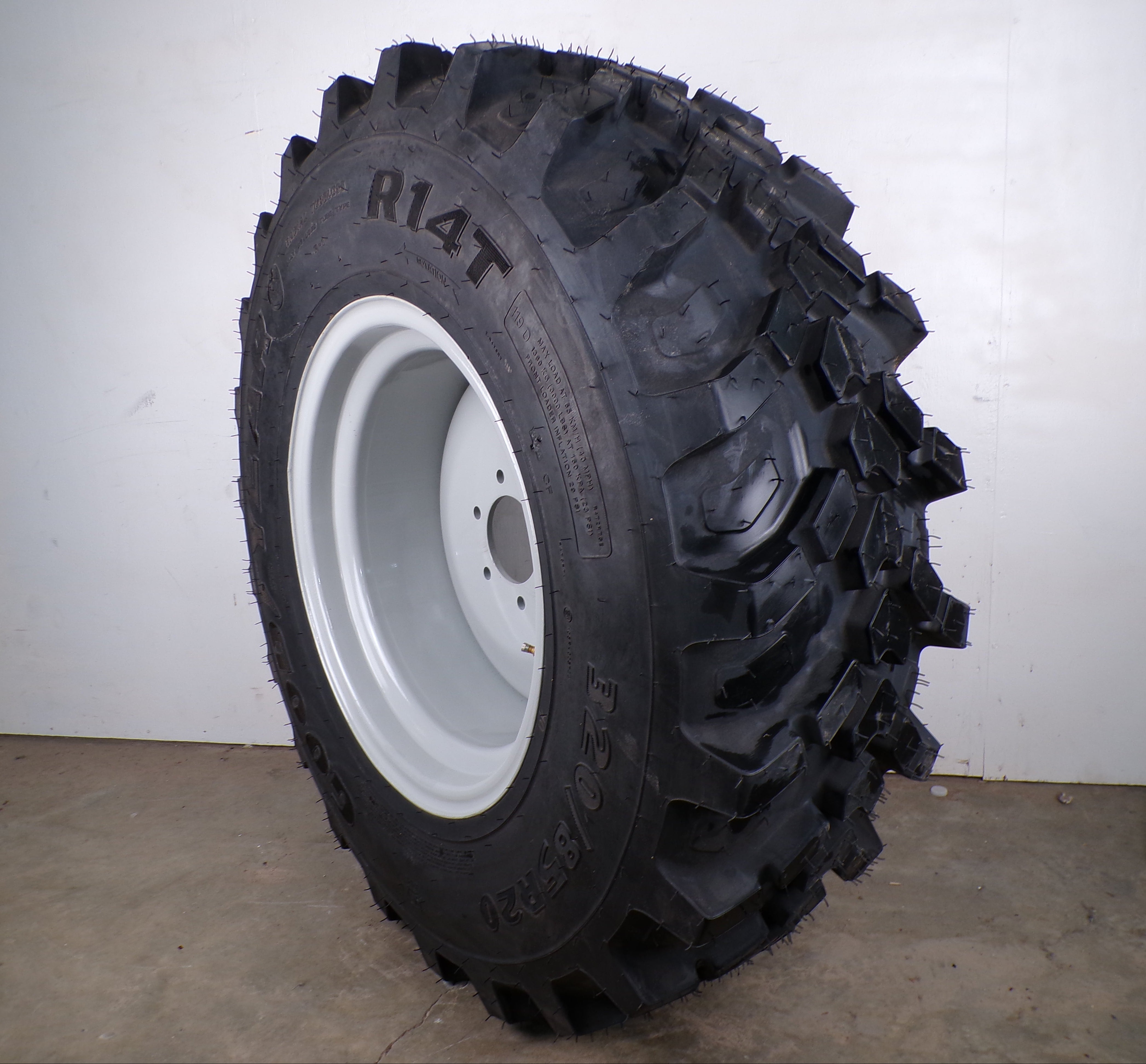320/85R20 GOODYEAR R14T (119D) ON 6-HOLE WHEEL