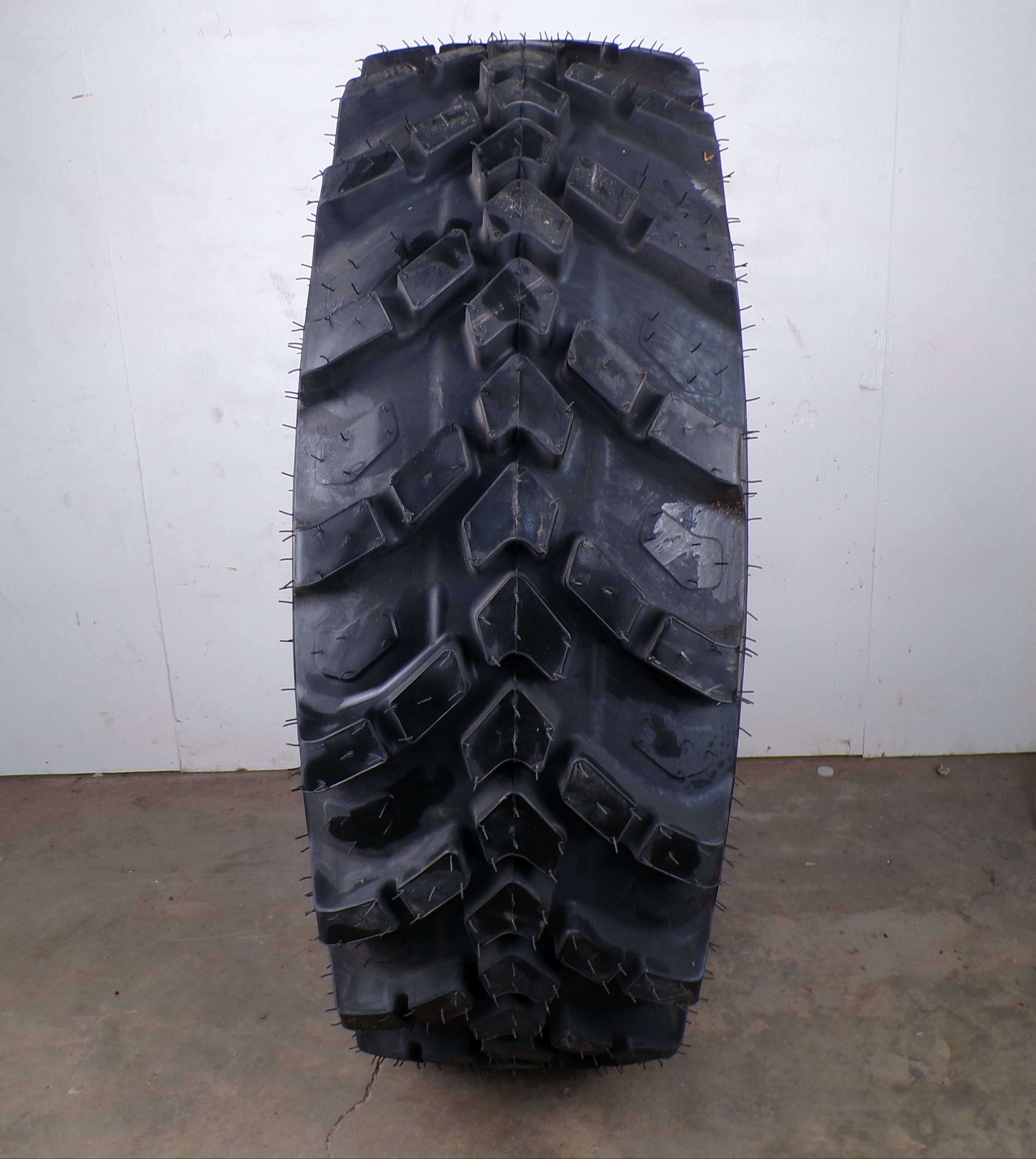 320/85R20 GOODYEAR R14T (119D) ON 6-HOLE WHEEL