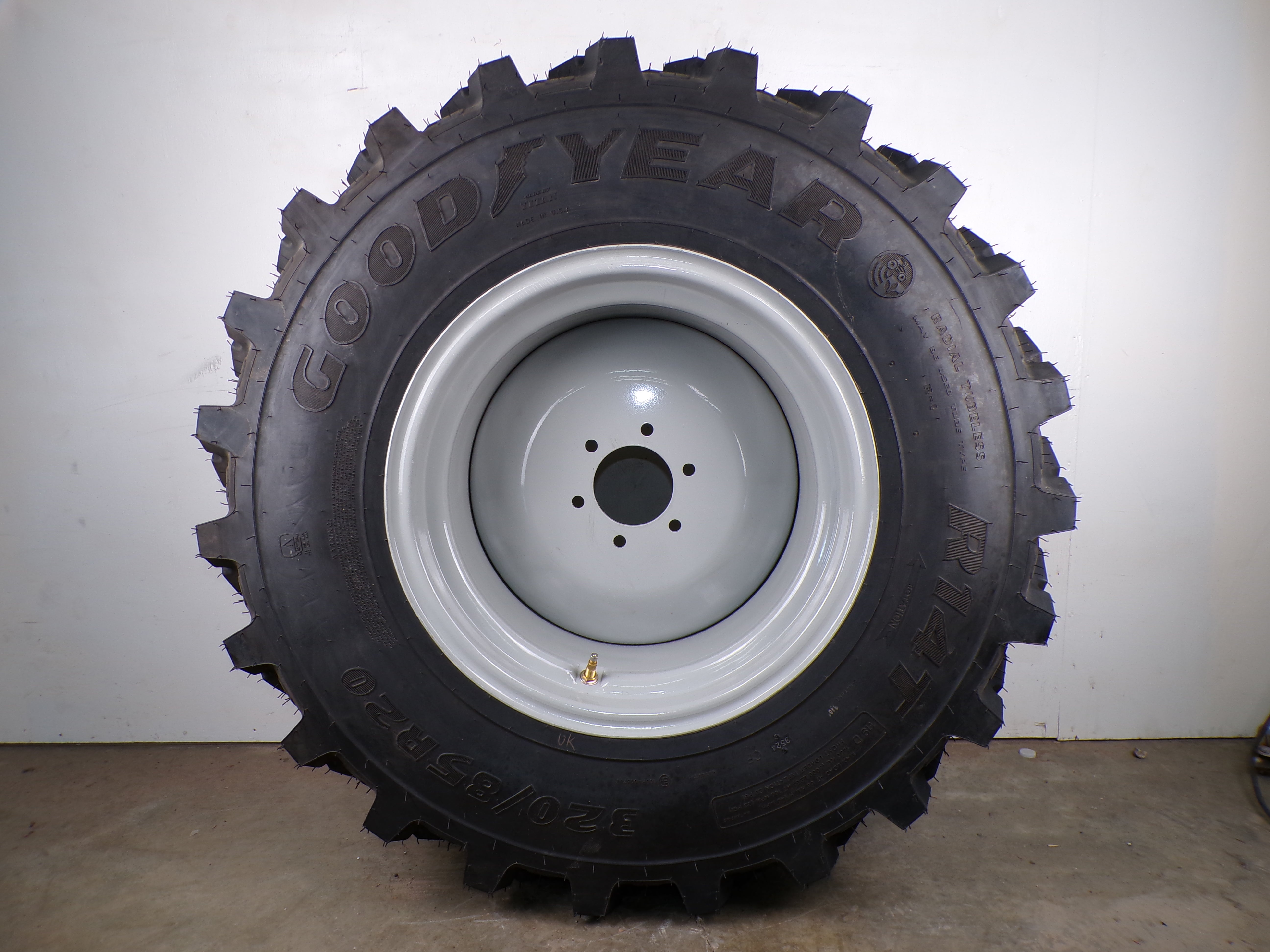 320/85R20 GOODYEAR R14T (119D) ON 6-HOLE WHEEL