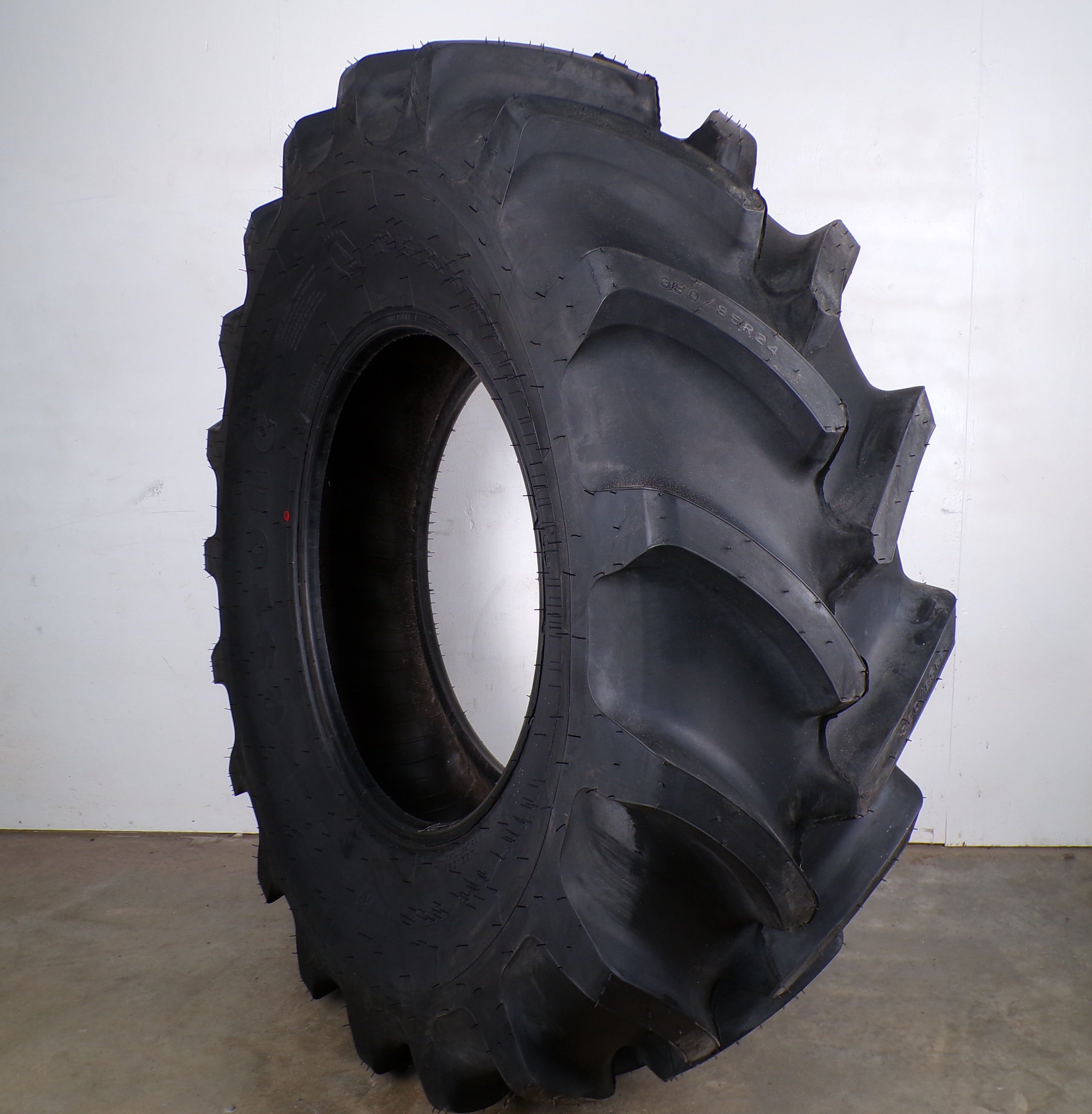 380/85R24 (14.9R24) Firestone Performer 85 Extra
