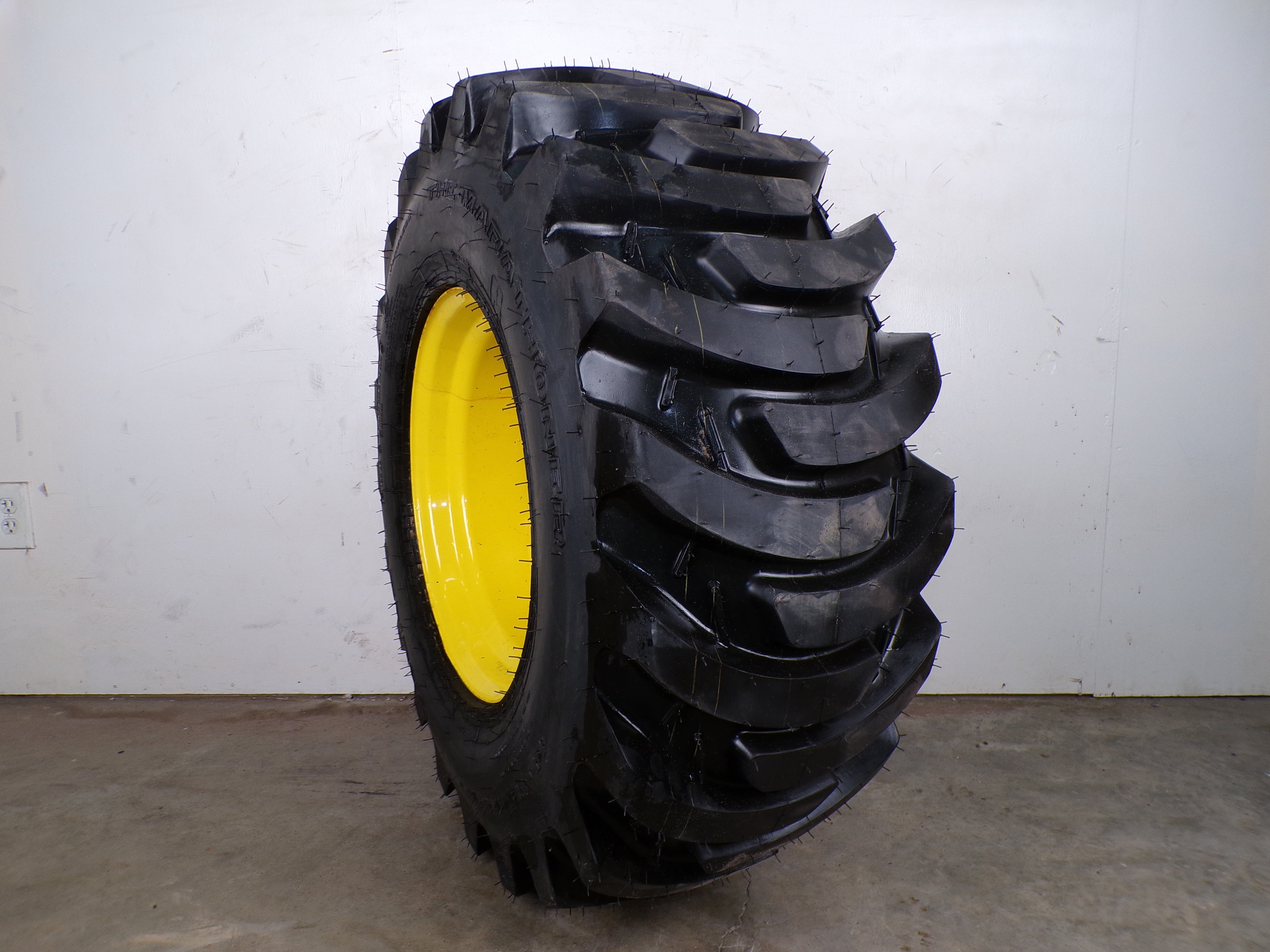 23x8.50-14ss 6 ply Galaxy The Marathoner on John deere wheel