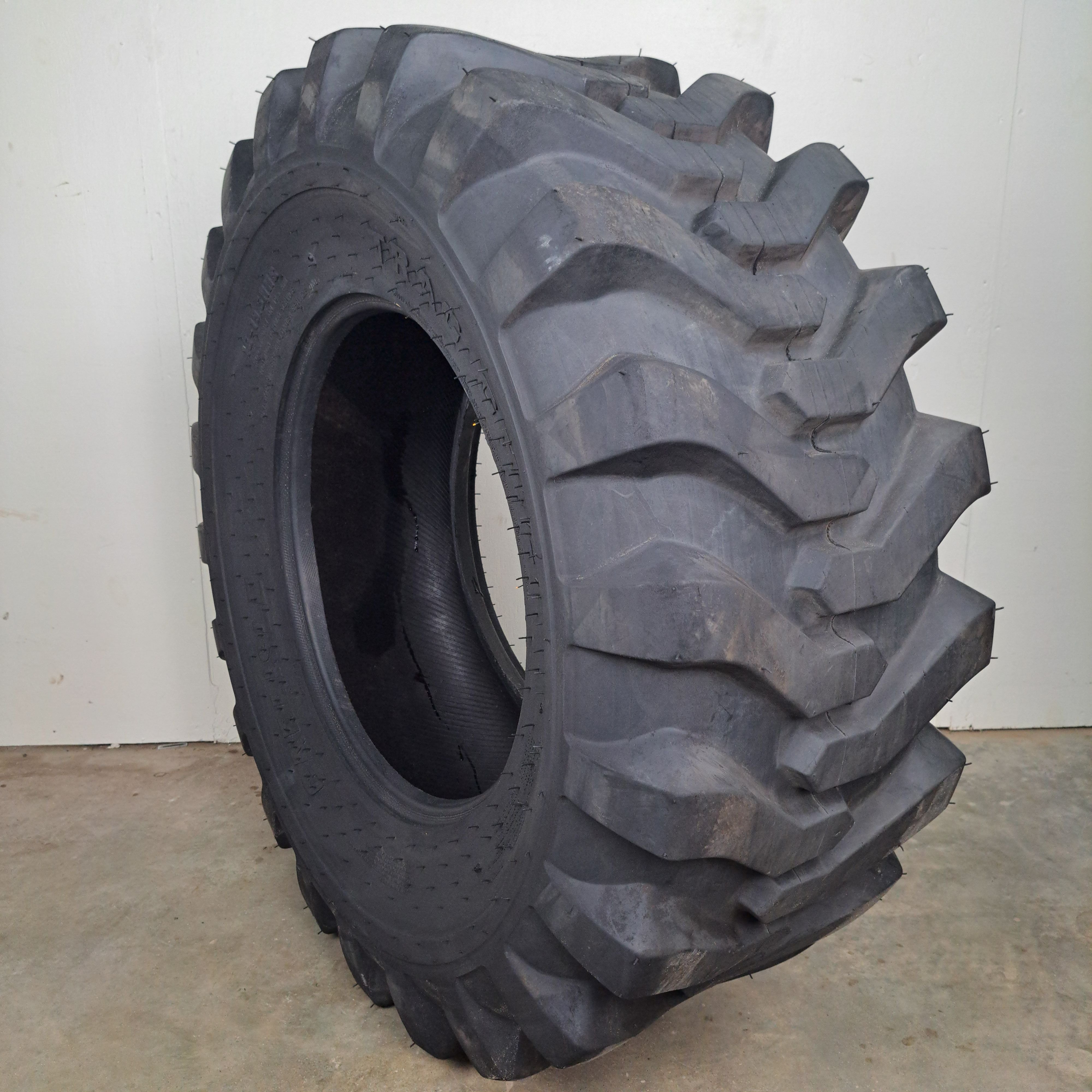 385/65-19.5 / 15-19.5 Carlisle Trac chief Used