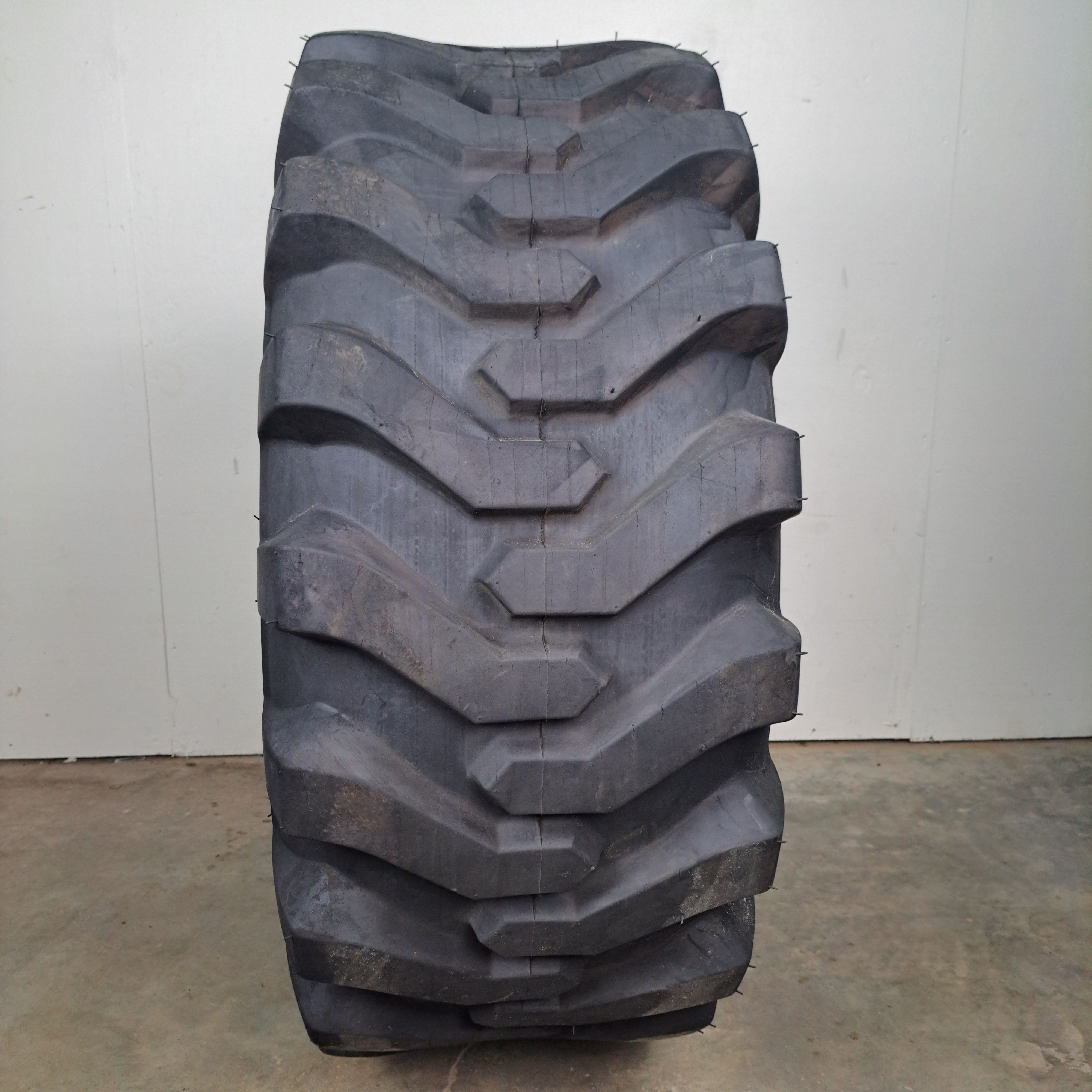 385/65-19.5 / 15-19.5 Carlisle Trac chief Used