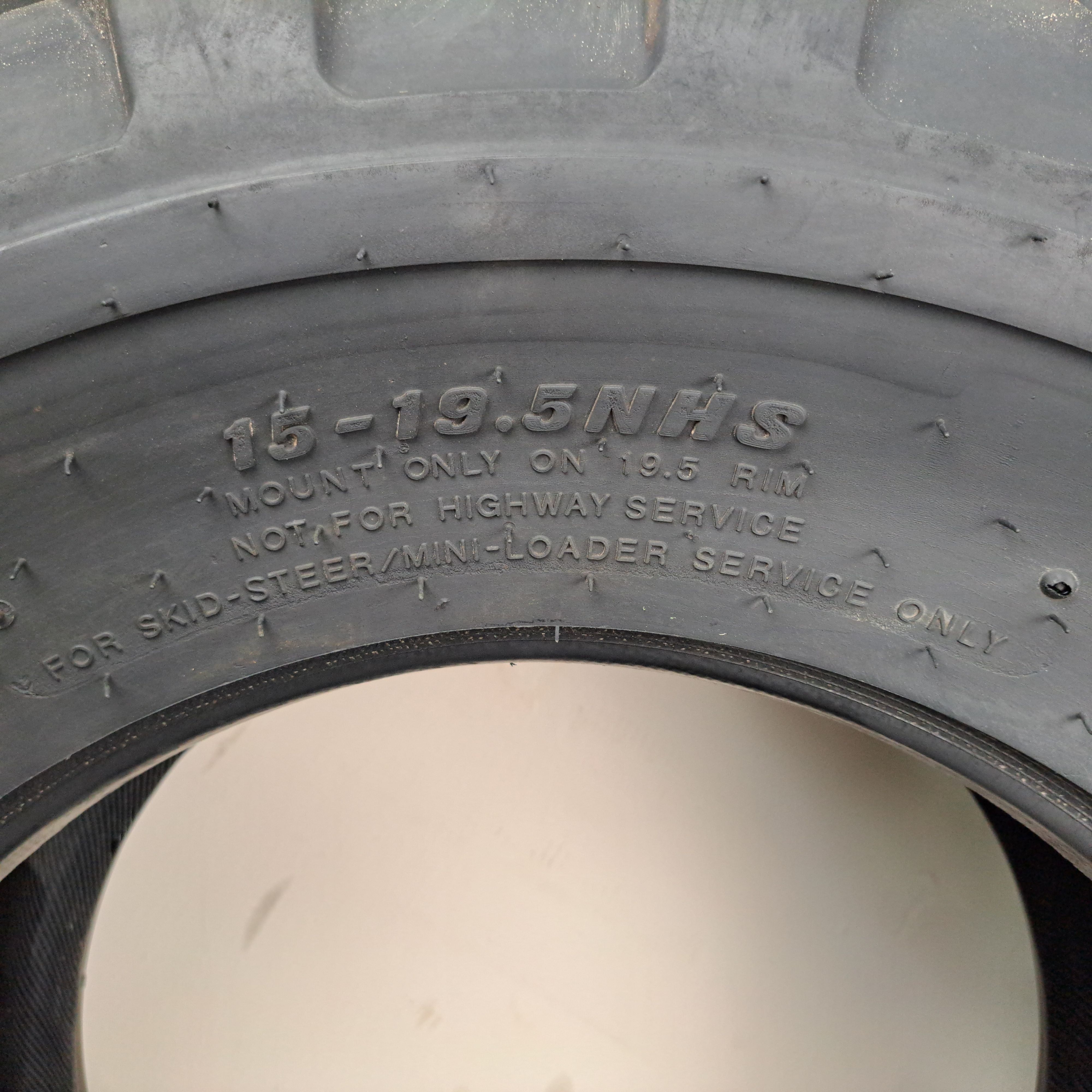 385/65-19.5 / 15-19.5 Carlisle Trac chief Used