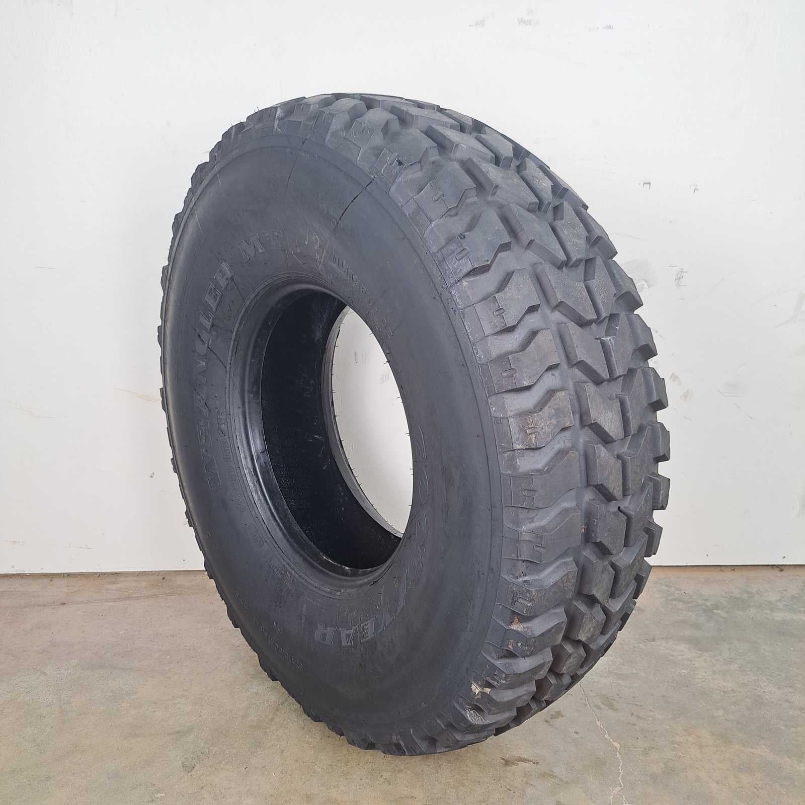 37X12.50R16.5LT Goodyear Wrangler MT Used
