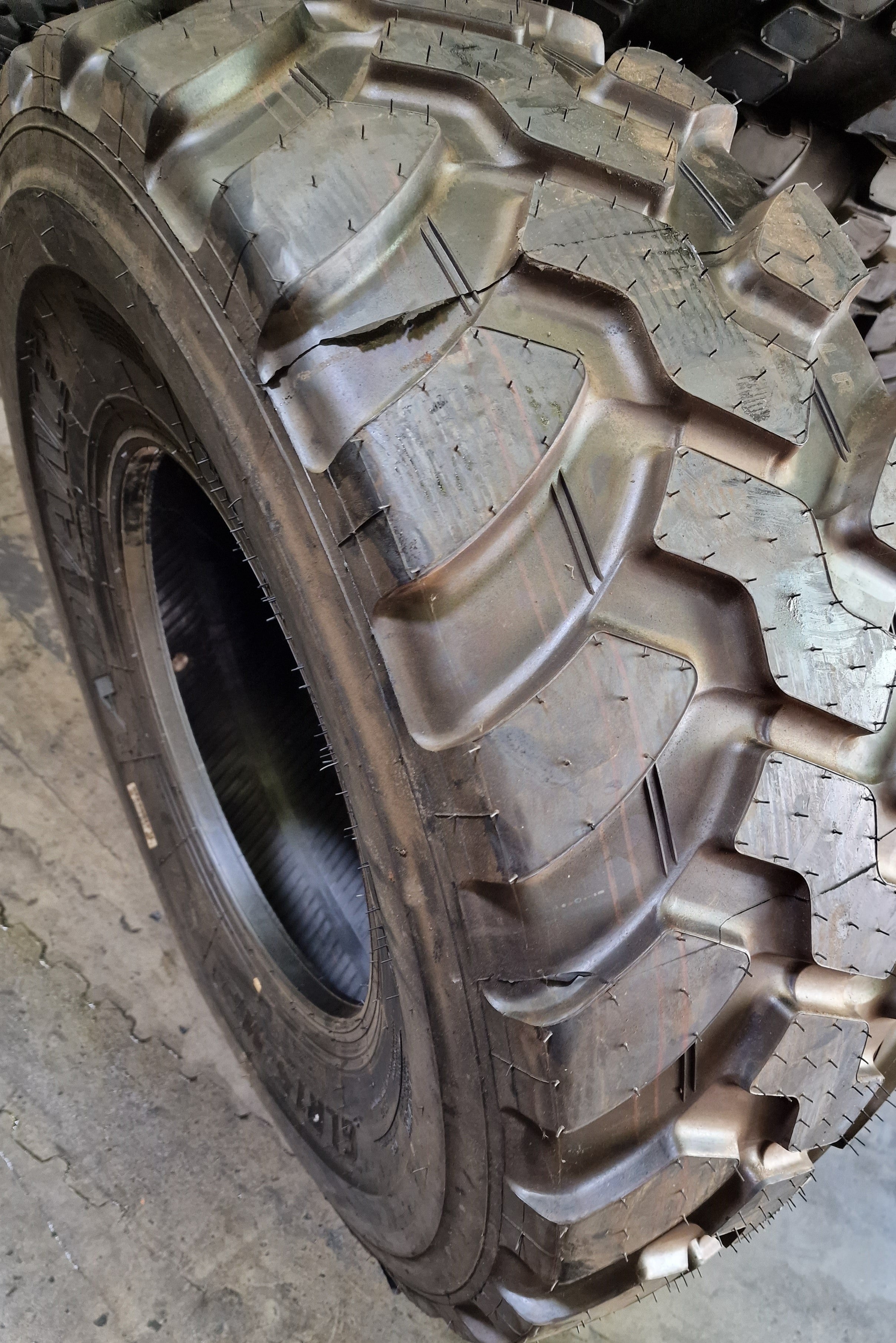 405/70R18 Advance GLR15 MPT 141B/153A2 NEW