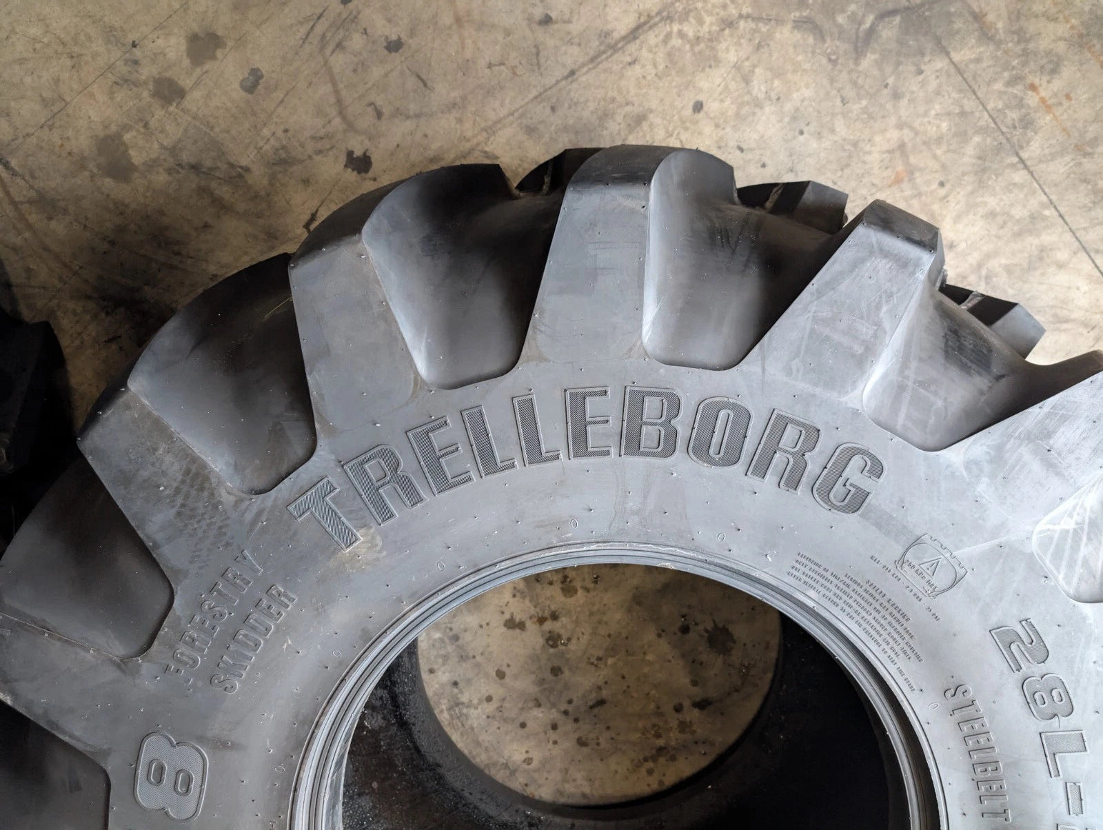 28L-26 TRELLEBORG T418 Forestry (TL) (26 PLY) (STEEL BELTED)