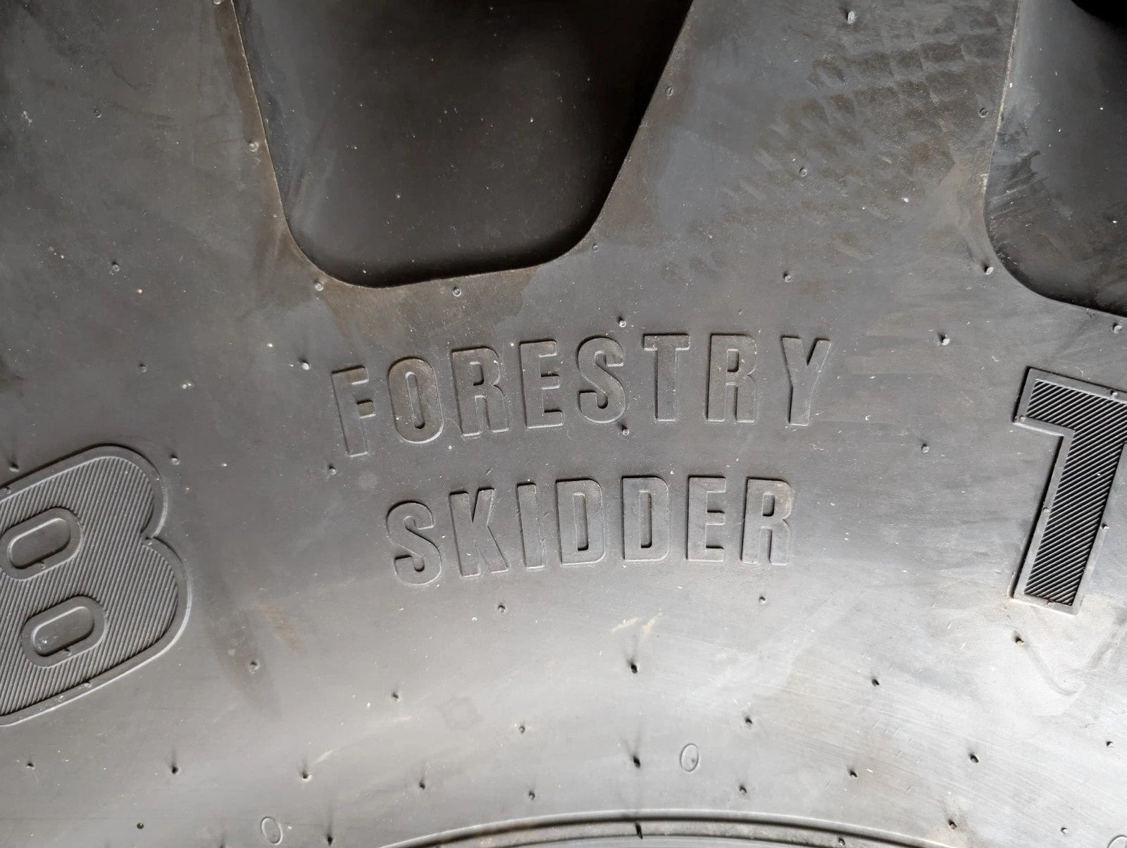 28L-26 TRELLEBORG T418 Forestry (TL) (26 PLY) (STEEL BELTED)