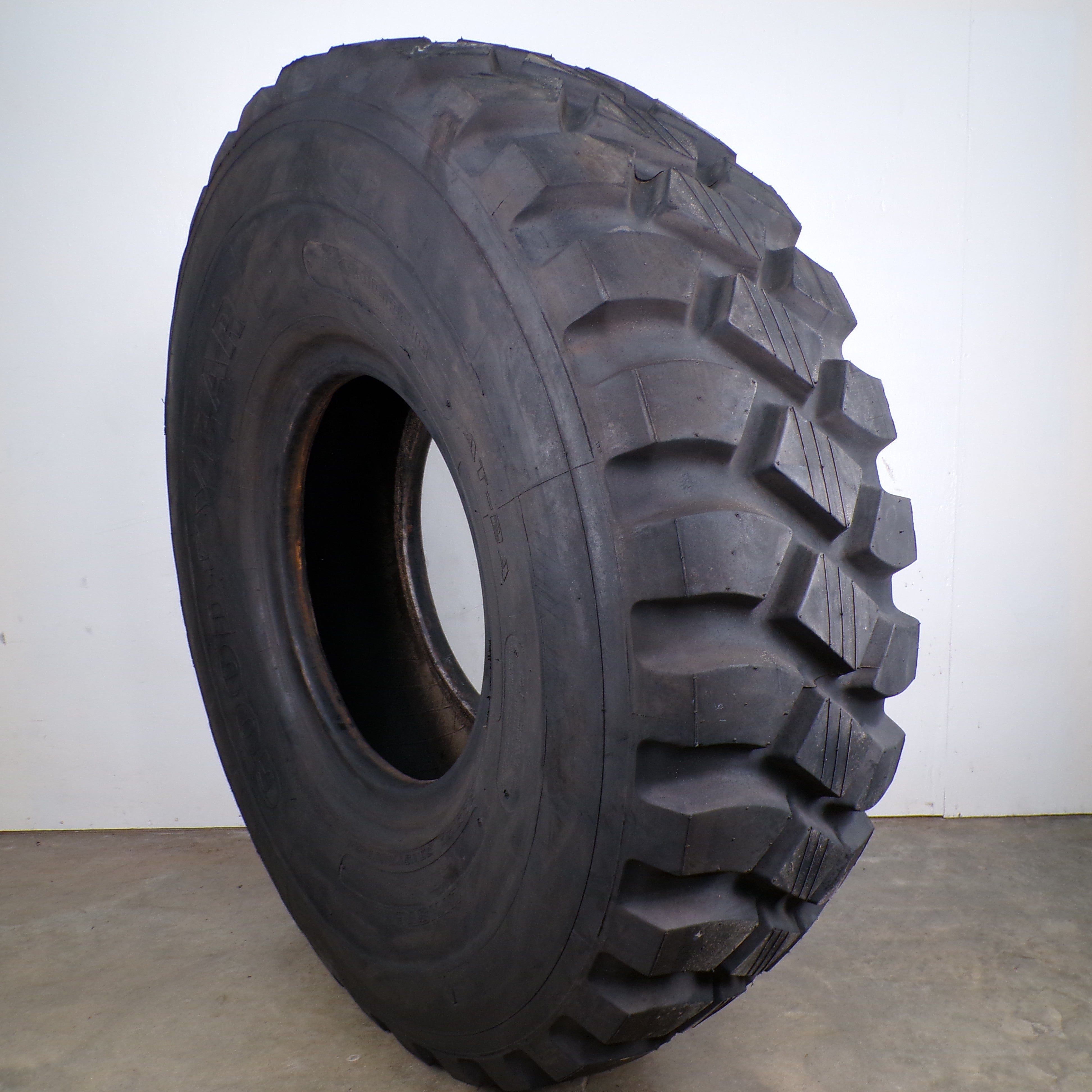 14.00R20 Goodyear AT/2A