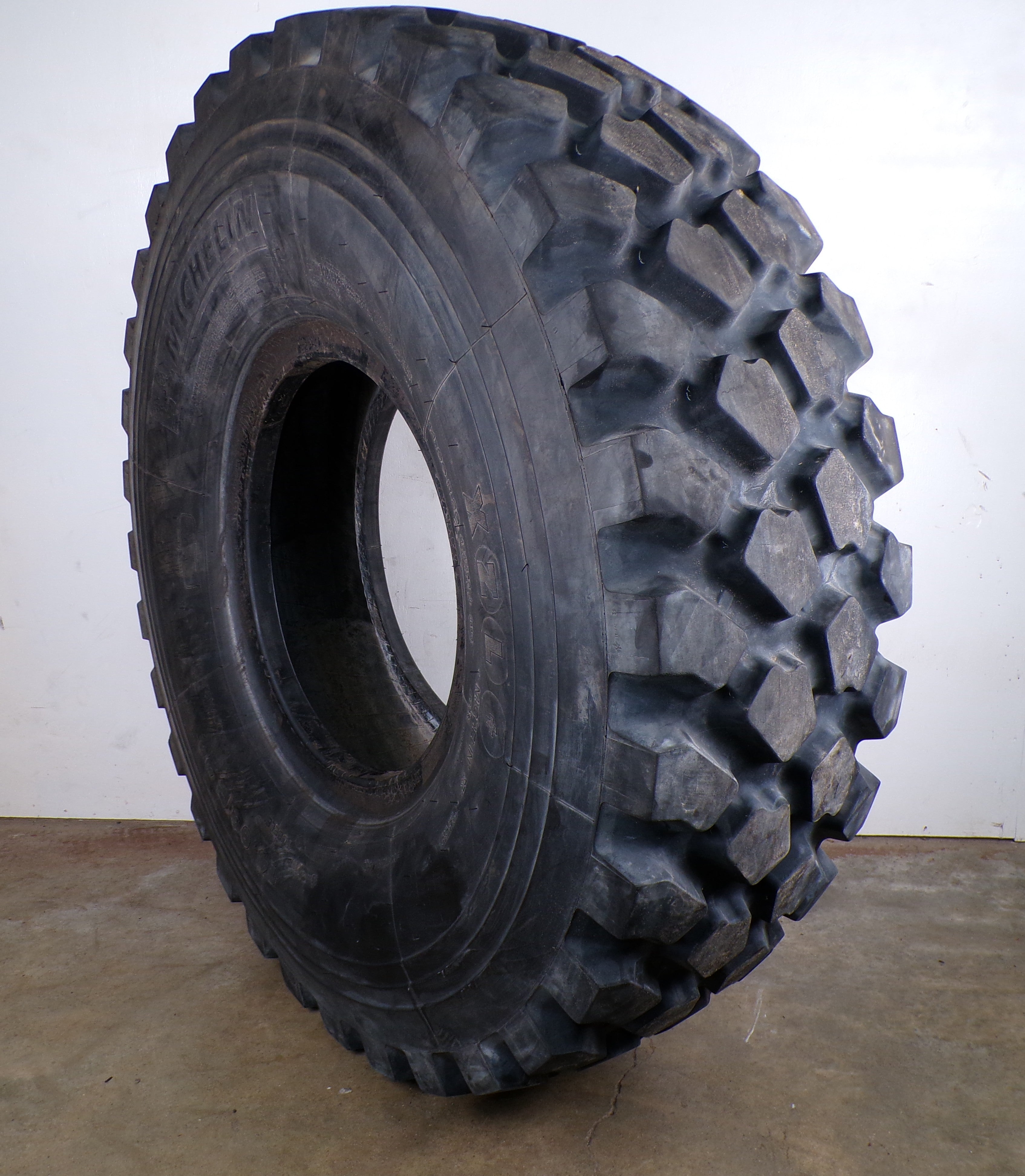 Used 14.00R20 Michelin XZL+   minor oxidation between the treads