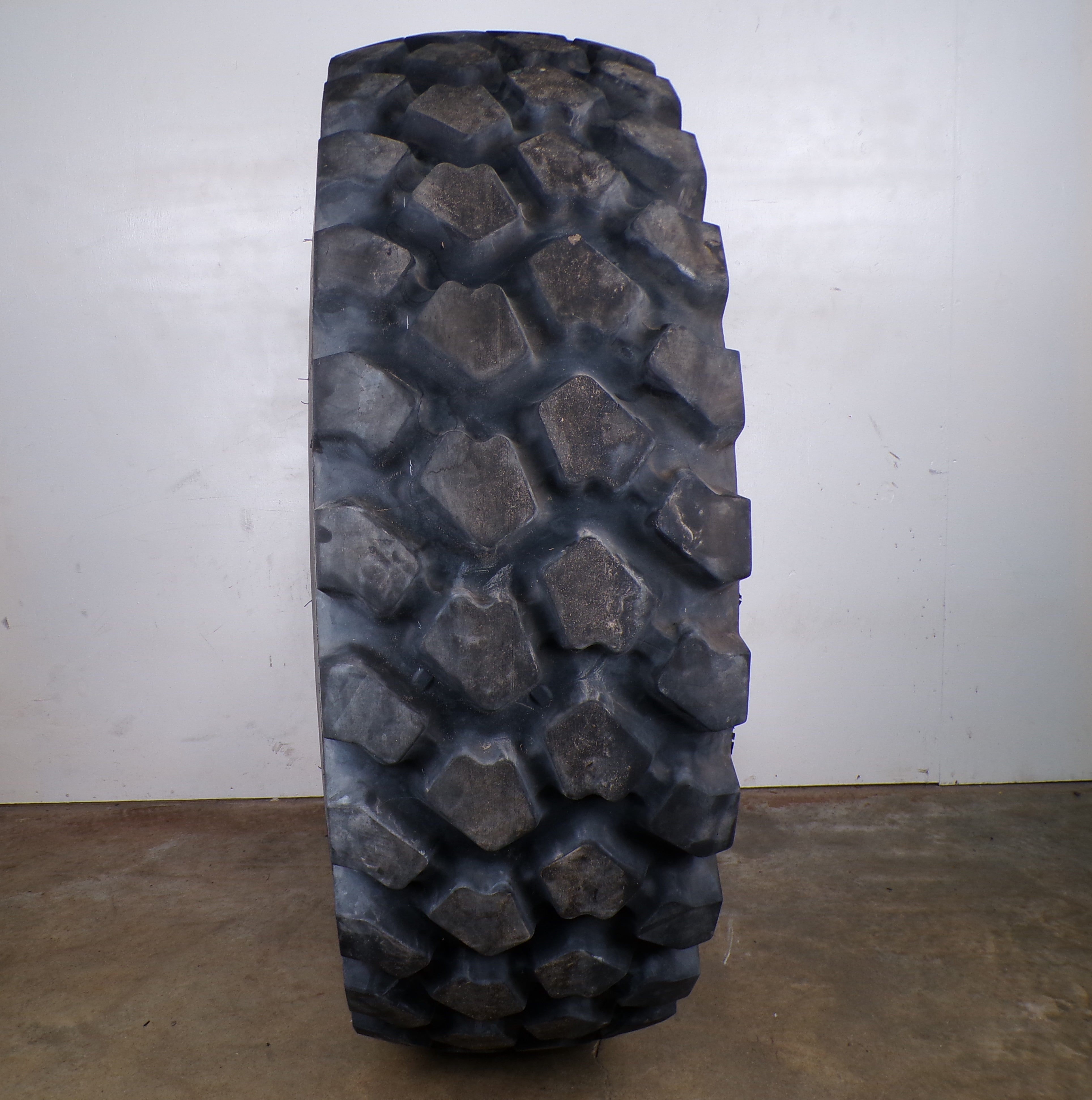 Used 14.00R20 Michelin XZL+   minor oxidation between the treads