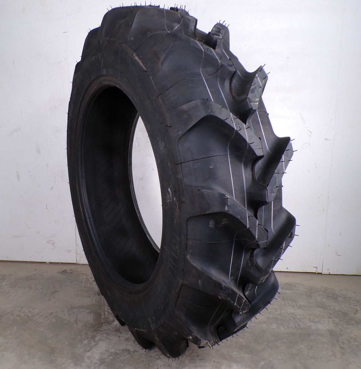 9.5R24 (9.5-24) MICHELIN AGRIBIB 112A8/109B