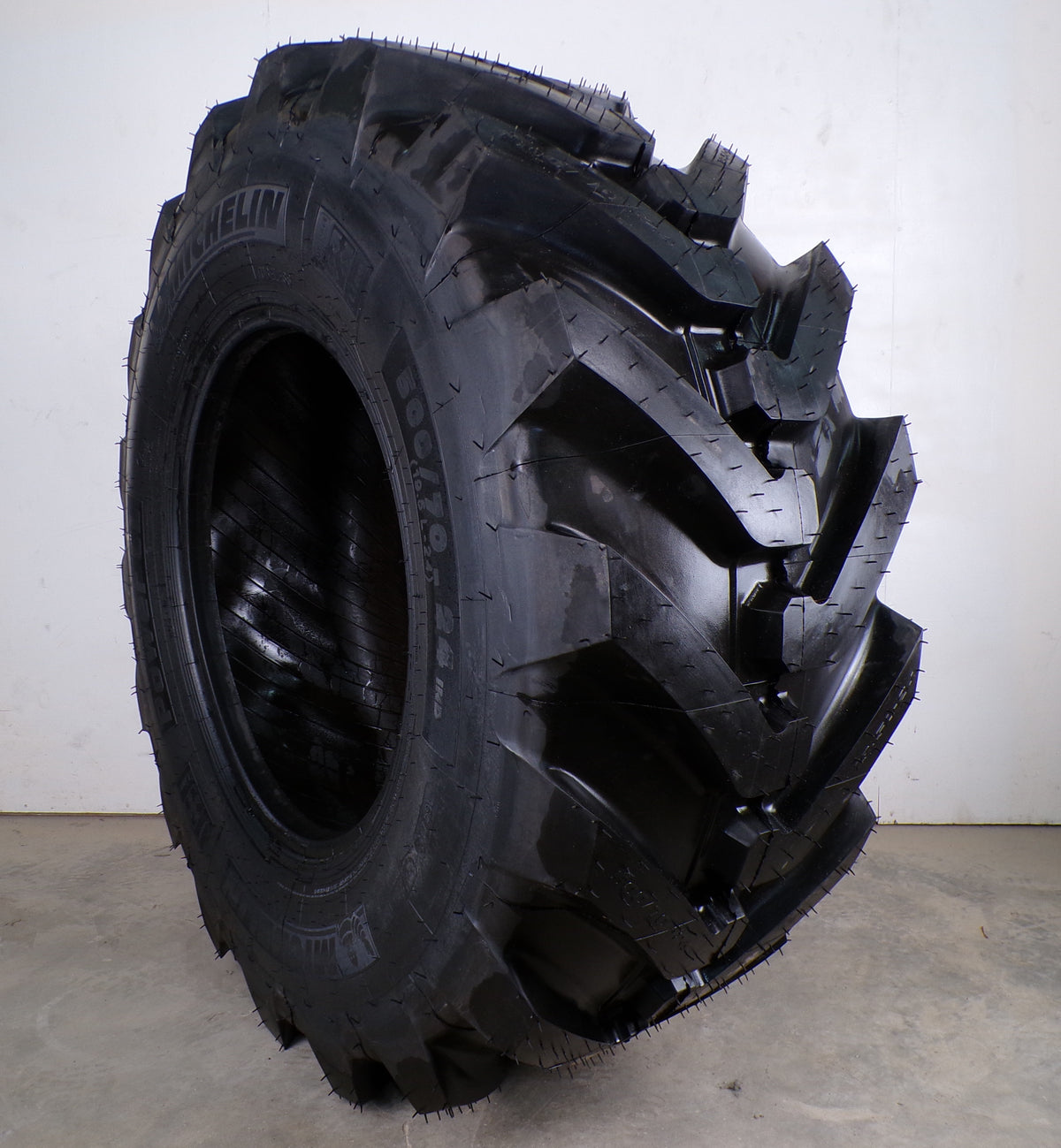 19.5L24 Michelin Power CL Backhoe Loader Tire 20 PLY  (500/70-24)