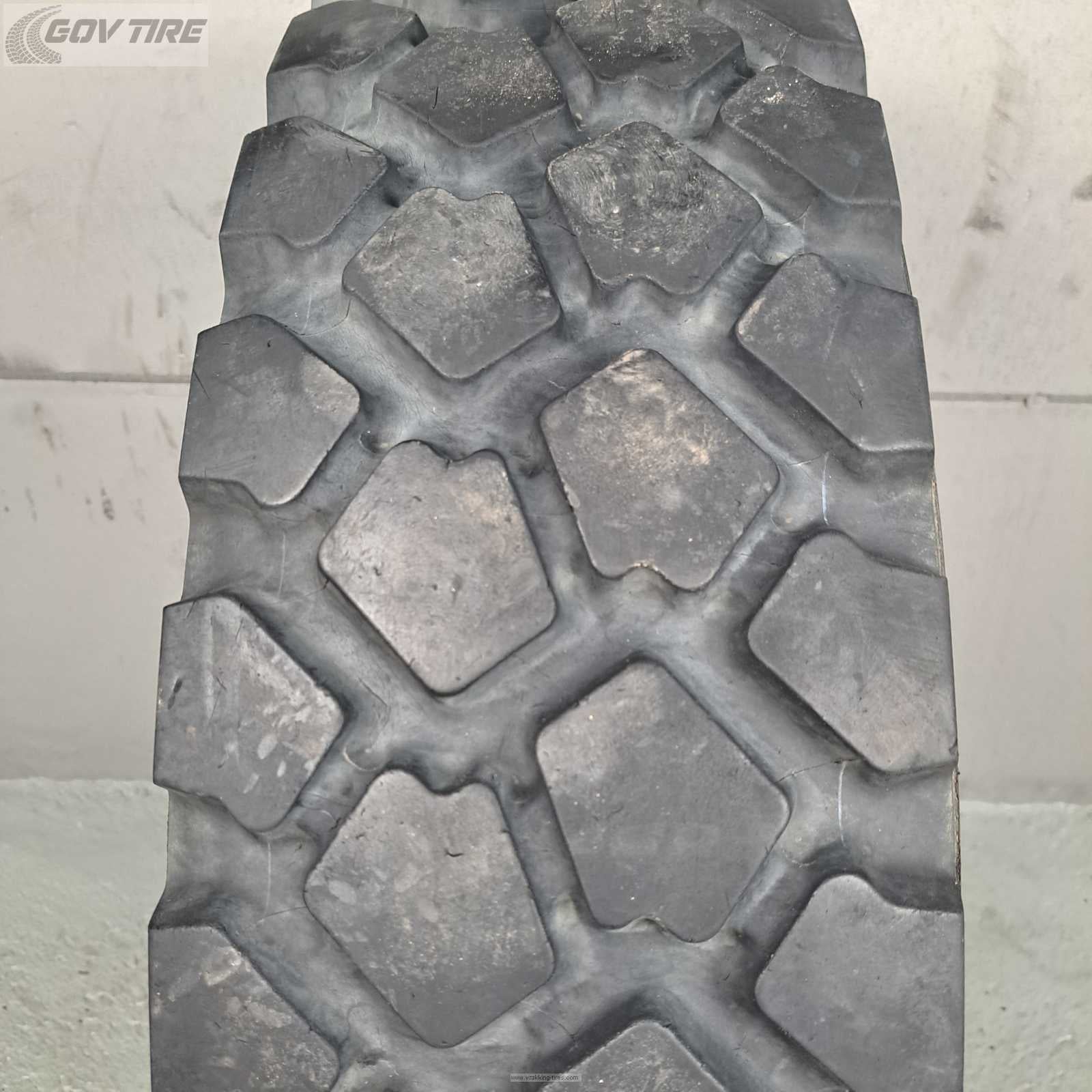 255/100R16 Michelin XZL 126K (9.00R16) used